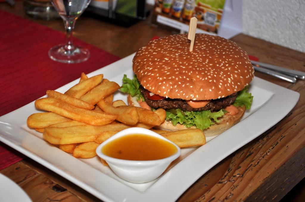 זול Steakhouse & Pension Crazy Horse מראה חיצוני תמונה